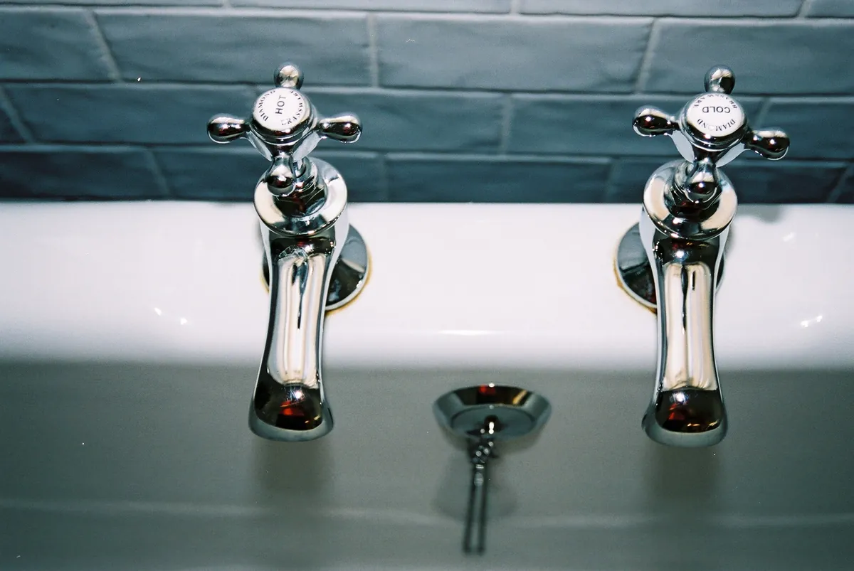 Chrome bathroom sink faucets